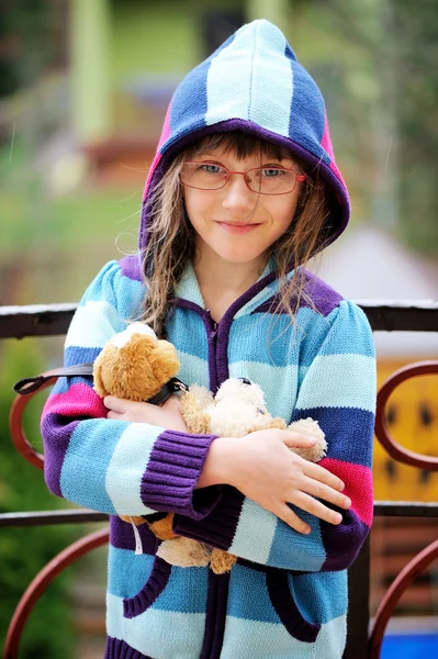 Πορτρέτο του μικρού κοριτσιού στο hoody — Φωτογραφία Αρχείου