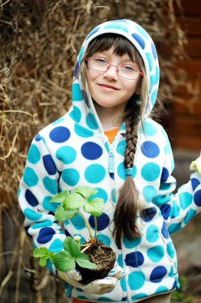 Glad liten flicka plantering groddar — Stockfoto