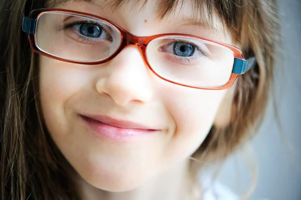 Close-up portret van brunette kind meisje — Stockfoto