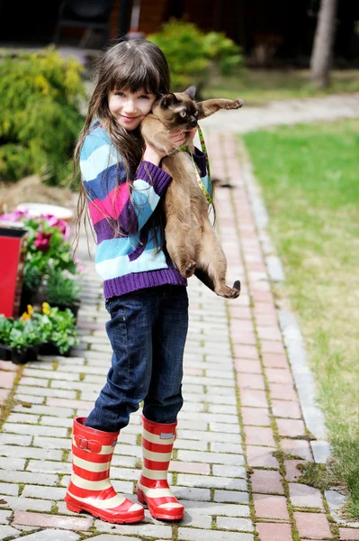 Cute young girl holding her kitty — Stock Photo, Image