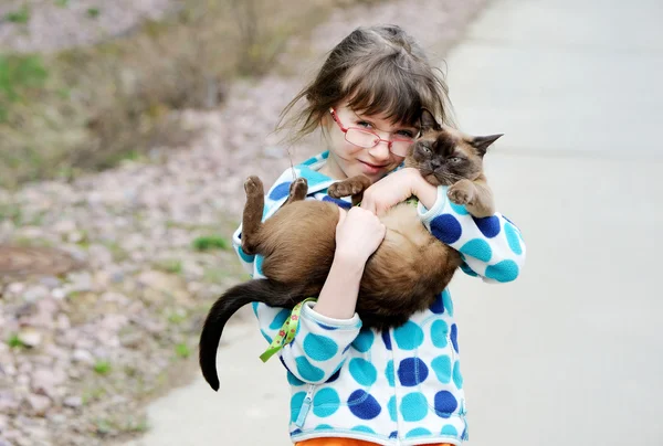 Menina bonito segurando seu gatinho — Fotografia de Stock