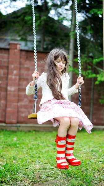 Elegante bambina che oscilla nel parco — Foto Stock