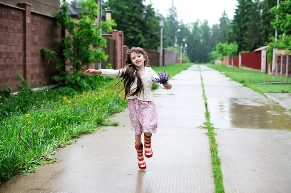Elegantní dítě dívka chůze na deštivý den — Stock fotografie