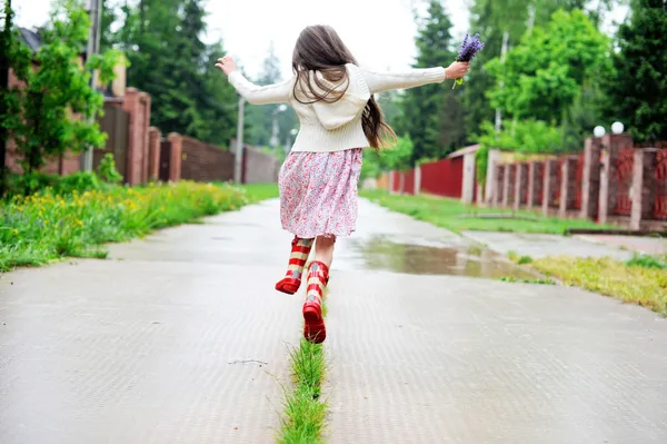 Elegante kind meisje lopen op een regenachtige dag — Stockfoto