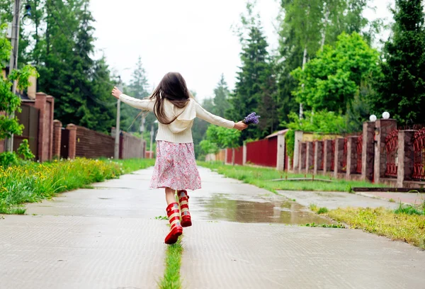 雨の日に歩く優雅な子供の女の子 — ストック写真