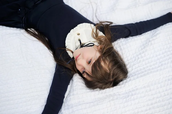 Menina jovem em uniforme da escola marinha relaxante — Fotografia de Stock