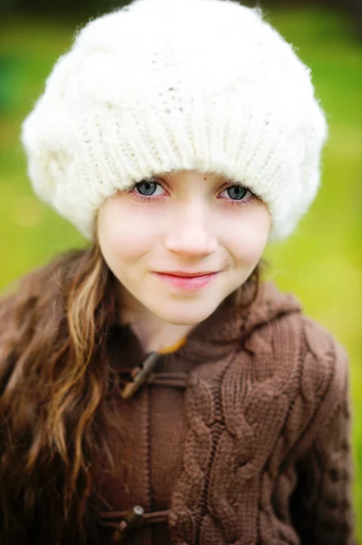 Menina criança de boné branco, close-up retrato — Fotografia de Stock