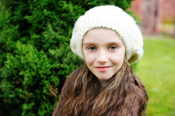 Niña en gorra blanca, retrato de cerca — Foto de Stock