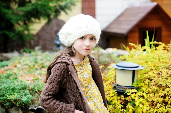 Dítě dívka v bílou čepici, detailní portrét — Stock fotografie