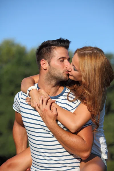 Bonito casal abraçando uns aos outros e beijando — Fotografia de Stock