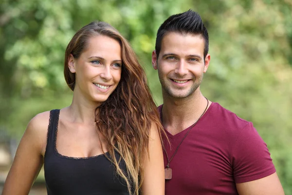 Feliz jovem casal sorrindo ao ar livre — Fotografia de Stock