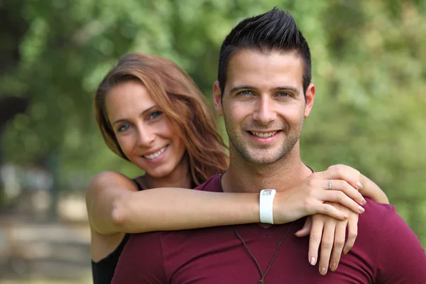 Atractiva pareja posando en el parque — Foto de Stock