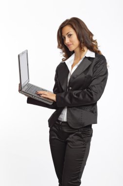 kadın siyah kıyafetli bir defter ile çalışma