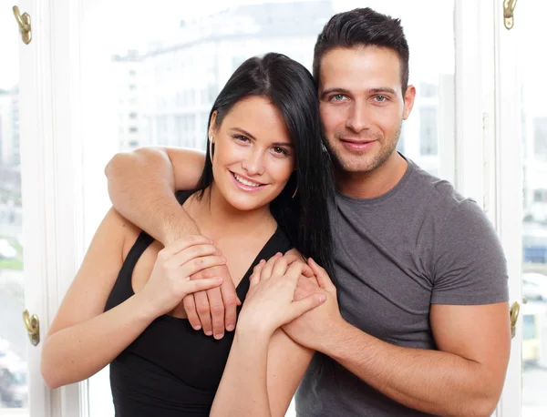 Jovem casal sorrindo — Fotografia de Stock