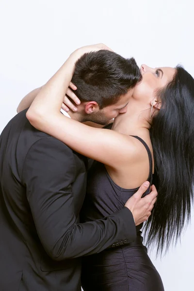 Bacio appassionato tra una coppia — Foto Stock