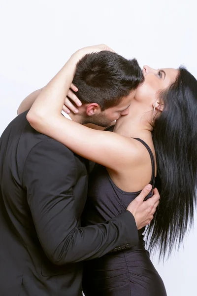 Beso apasionado entre una pareja Imagen de archivo