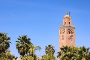 Marakeş, Fas 'ta mavi gökyüzü arka planında Koutoubia Camii minaresi