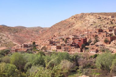 Atlas Dağları eteklerindeki geleneksel Fas köyü