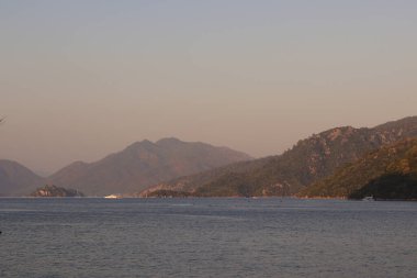Türkiye 'deki Marmaris Körfezi' nin panoramik gün batımı manzarası.