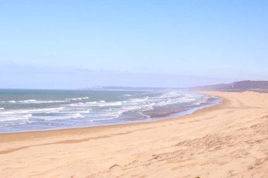 Fas 'ta Atlantik Okyanusu' ndaki vahşi sahil.