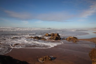 Fas 'ta Atlantik Okyanusu' ndaki vahşi sahil.