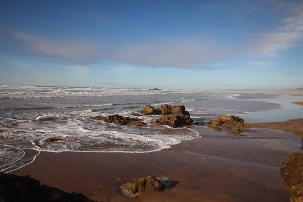 Fas 'ta Atlantik Okyanusu' ndaki vahşi sahil.