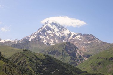 Kazbek Dağı 'nın zirvesi karla kaplı. Stepantsminda, Gergeti, Georgia.