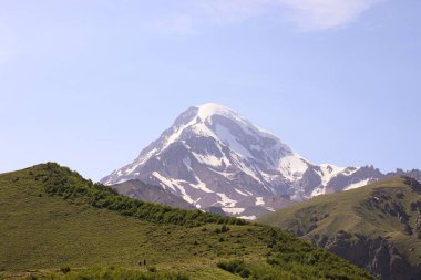 Kazbek Dağı 'nın zirvesi karla kaplı. Stepantsminda, Gergeti, Georgia.
