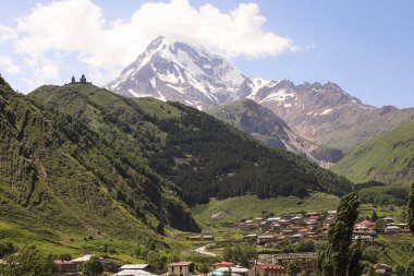 Kazbek Dağı 'nın zirvesi karla kaplı. Stepantsminda, Gergeti, Georgia.