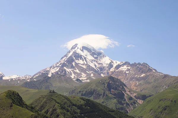 Kazbek Dağı 'nın zirvesi karla kaplı. Stepantsminda, Gergeti, Georgia.