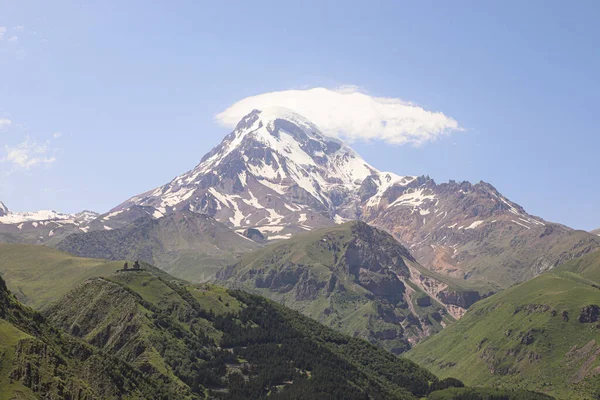 Kazbek Dağı 'nın zirvesi karla kaplı. Stepantsminda, Gergeti, Georgia.