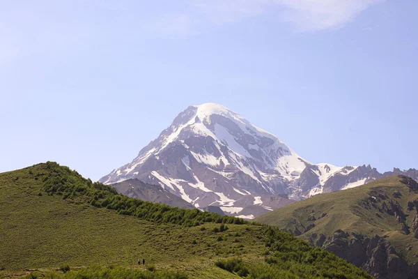 Kazbek Dağı 'nın zirvesi karla kaplı. Stepantsminda, Gergeti, Georgia.