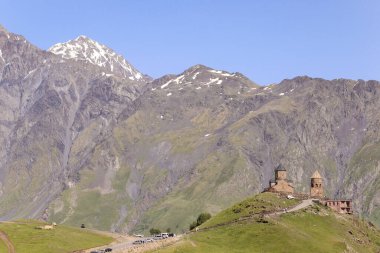 Gergeti 'deki Trinity Kilisesi, Gürcistan' ın Gergeti köyündeki Gürcistan Askeri Otoyolu boyunca Kazbek 'in eteklerinde yer almaktadır.