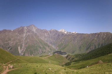 Gürcistan 'daki Büyük Kafkasya Dağları' ndaki Kuro sırtlarında panoramik bir manzara.