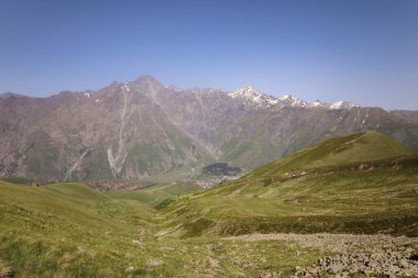 Gürcistan 'daki Büyük Kafkasya Dağları' ndaki Kuro sırtlarında panoramik bir manzara.