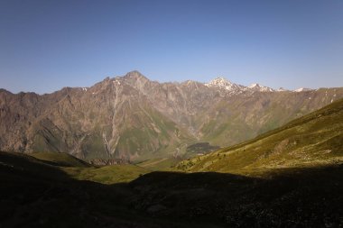 Gürcistan 'daki Büyük Kafkasya Dağları' ndaki Kuro sırtlarında panoramik bir manzara.