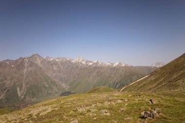 Gürcistan 'daki Büyük Kafkasya Dağları' ndaki Kuro sırtlarında panoramik bir manzara.
