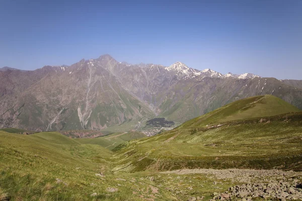 Gürcistan 'daki Büyük Kafkasya Dağları' ndaki Kuro sırtlarında panoramik bir manzara.