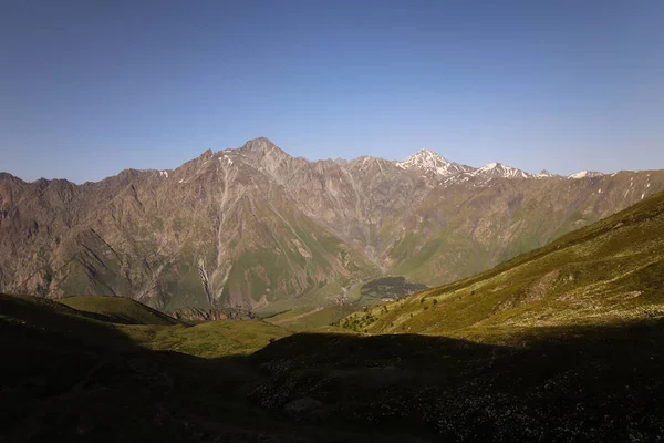 Gürcistan 'daki Büyük Kafkasya Dağları' ndaki Kuro sırtlarında panoramik bir manzara.