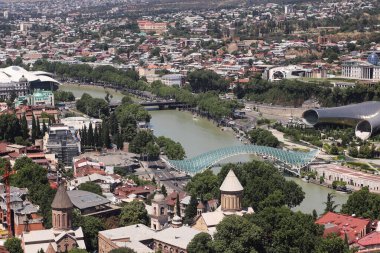 Tiflis şehri ve Kura nehrinin panoramik üst görüntüsü