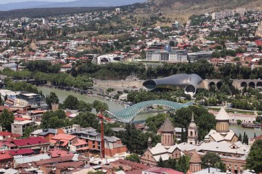 Tiflis şehri ve Kura nehrinin panoramik üst görüntüsü