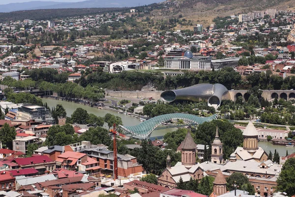 Tiflis şehri ve Kura nehrinin panoramik üst görüntüsü