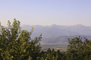 Telavi şehri, Georgia, Sunset Shinelight 'ta, sıradağlık alanda.