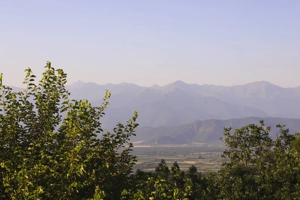 Telavi şehri, Georgia, Sunset Shinelight 'ta, sıradağlık alanda.