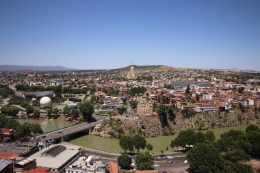 Tiflis şehri ve Kura nehrinin panoramik üst görüntüsü