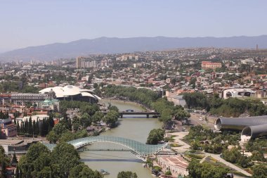 Tiflis şehri ve Kura nehrinin panoramik üst görüntüsü