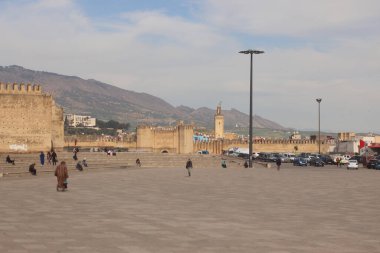 Fez 'deki mavi kapının yanında büyük bir meydan.