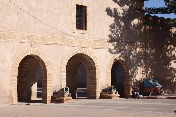 モロッコのエサウイラにある古い城の大砲の入り口 — ストック写真