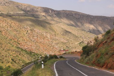Kızıl Kanyon 'dan Noravank, Ermenistan' a giden yol.