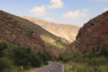 Kızıl Kanyon 'dan Noravank, Ermenistan' a giden yol.